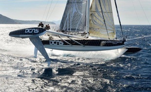 Alain Thébault et ses trois équipiers -Yves Parlier, Jacques Vincent, Jean Le Cam- se lanceront à partir de la fin mai à l'assaut du record de la traversée du Pacifique entre Los Angeles (Californie) et Honolulu (Hawaï) avec l'Hydroptère, "le bateau qui vole".