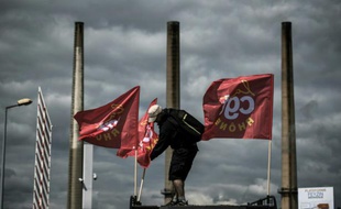 Un employé gréviste de la raffinerie Total de Feyzin, près de Lyon, le 24 mai 2016