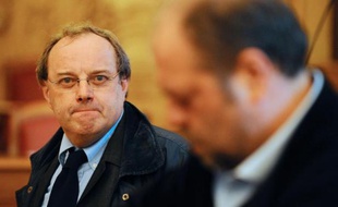 Le docteur Jean-Louis Muller a-t-il été jugé deux fois à tort coupable d'avoir maquillé le meurtre de sa femme en suicide? Jeudi, à Nancy, les jurés d'assises doivent rendre un nouveau verdict dans ce dossier aux airs de "Cluedo", sans aveux ni témoins.