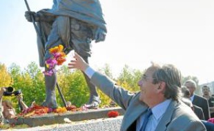 Le maire devant la statue de Gandhi.