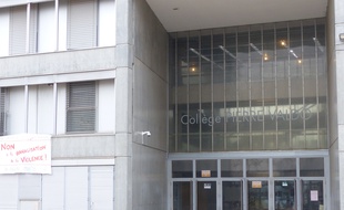 Le 3 Février 2015, à Vaulx-en-Velin. Les professeurs du collège Pierre Valdo sont en grève pour dénoncer la montée en puissance de la violence au sein de leur établissement.