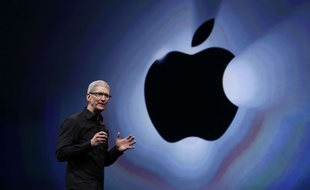 Le patron d'Apple, Tim Cook, présente l'iPhone 5S, en 2013.