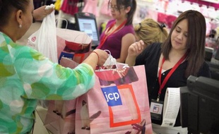 Le crédit à la consommation a connu aux Etats-Unis en mars sa plus forte hausse depuis novembre 2001, selon des chiffres publiés lundi par la banque centrale
