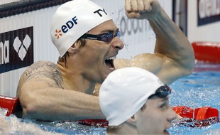 Camille Lacourt savoure son titre de champion d'Europe du 100 m dos mardi 17 mai.