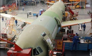L'Allemagne est prête à investir davantage dans Airbus et EADS afin de défendre les usines allemandes de l'avionneur européen et préserver l'équilibre franco-allemand au sein de sa maison mère, a-t-on appris lundi de sources proches du gouvernement.