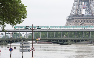 Une rame de métro devant la Tour Eiffel, à Paris, alors que la Seine connaît une crue importante, le 4 juin 2016.