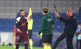 Neymar est sorti sur blessure face à Basaksehir.