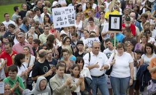 Trois marches de protestations, ayant rassemblé au total quelques centaines de personnes, se sont déroulées dimanche à Malonne, dans le sud de la Belgique, pour protester contre l'éventuelle arrivée dans le village de Michelle Martin, l'ex-femme du meurtrier pédophile Marc Dutroux.