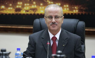 Moins de trois semaines après sa nomination, le Premier ministre palestinien Rami Hamdallah a présenté sa démission le 20 juin 2013.
