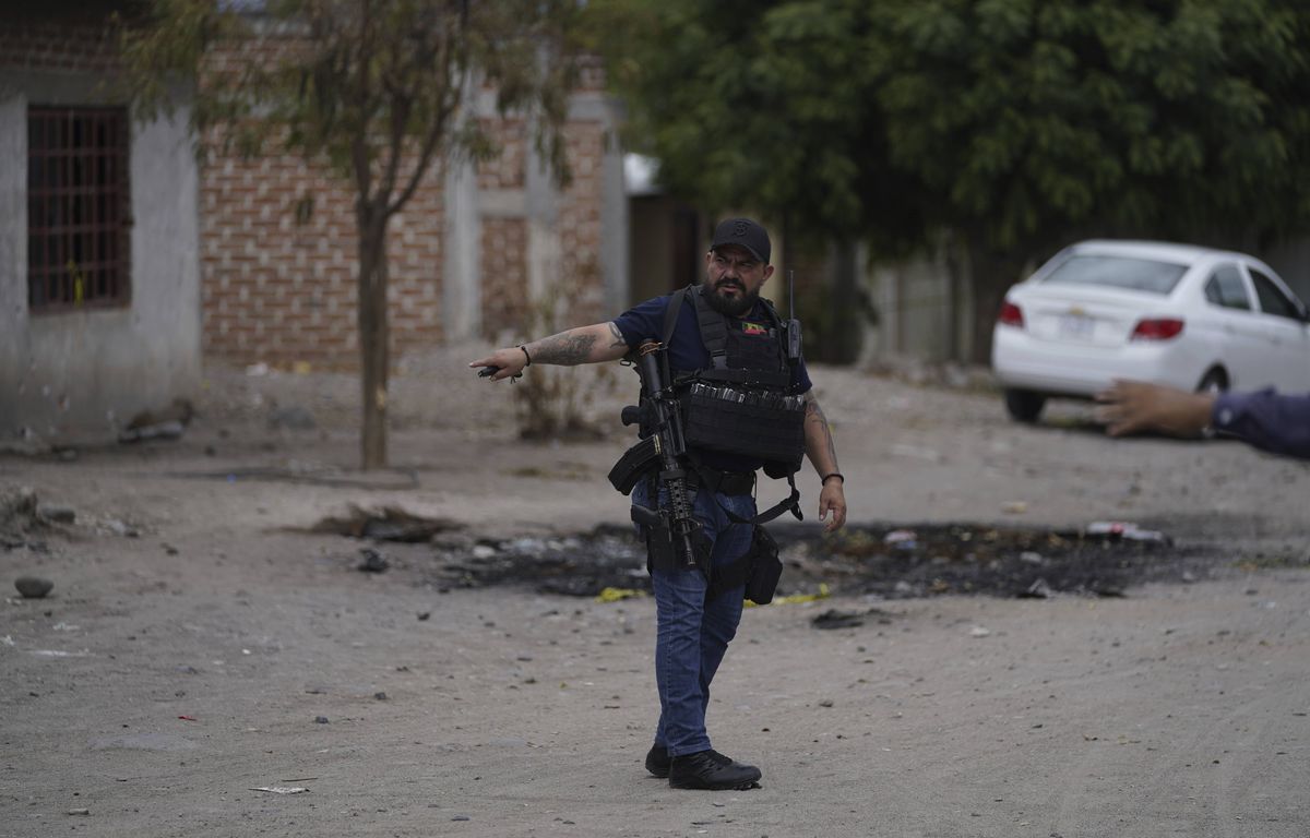 Autobús cae a barranco y deja al menos 25 muertos