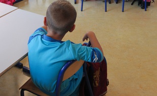 Illustration d'un. Un enfant en classe de CP. Strasbourg.