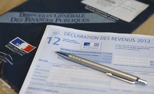 Paris le 18 avril 2013. Illustration remplissage de la declaration des revenus 2012. Impots. Document 2042 Cerfa recu par courrier.