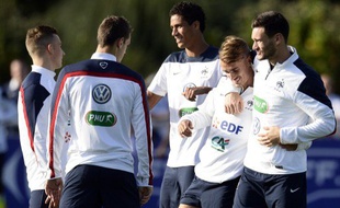 Hugo Lloris plaisante à Antoine Griezmann, lors du rassemblement de l'équipe de France à Clairefontaine, le 1er septembre 2014.