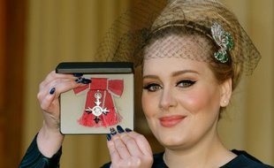 Adele à Buckingham Palace, à Londres, le 19 décembre 2013.