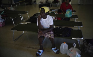 L'ouragan Dorian a fait au moins cinq morts aux Bahamas, avec des vents d'une extrême violence, des vagues plus hautes que les toits de nombreuses maisons.