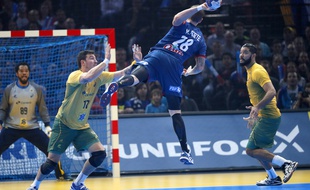 Valentin Porte au tir face au portier brésilien, lors de France-Brésil, le 11 janvier 2017.