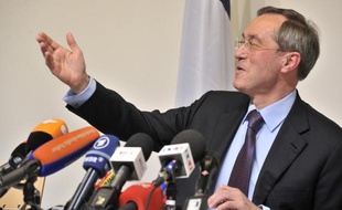 Le ministre de l'Intérieur sortant Claude Guéant a jugé samedi que la Cohabitation était contraire à "l'esprit de la Ve République", tout en plaidant pour une victoire de la droite aux élections législatives en juin.