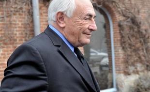 Dominique Strauss-Kahn quitte son hôtel de Lille le 16 février 2015