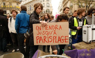 Des étudiants de la Sorbonne construisent une barricade symbolique place Saint-Michel à Paris pour protester contre la réforme des Universités, le 8 avril 2009.