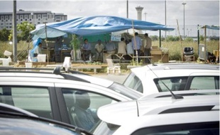 Les chauffeurs attendent deux heures pour charger un client, plus une demi-heure pour entrer dans la zone aux heures de pointe.