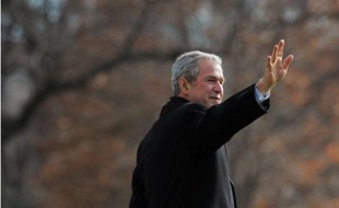 Le président américain George W. Bush a accordé mardi sa grâce à 19 personnes et commué la peine d'une vingtième, mais a laissé en suspens le sort de personnalités qui ont elles aussi demandé son indulgence, a annoncé le département de la Justice.