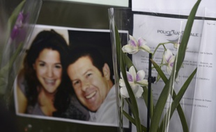 Des fleurs devant une photo de Jessica Schneider et Jean-Baptiste Salvaing lors de l'hommage qui leur a été rendu le 16 juin 2016 à Mantes-le-Jolie