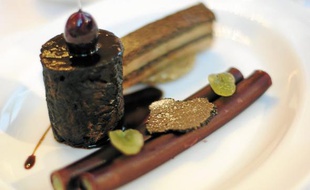 Terrine de lapin, légumes croquants, saupiquet de foie de lapin au xérès (à g.), bœuf au vin de Cornas, macaronis fourrés à l'artichaut, foie gras poêlé (à dr.).