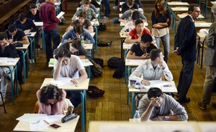 Des lycéens en train de plancher sur les épreuves du bac au Lycée Jacques Decour à Paris.