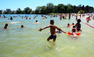 A la plage du lac de Bordeaux, en juin.