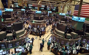 La Bourse de New York évoluait à l'équilibre lundi après l'ouverture, tentant de freiner l'hémorragie des derniers jours en l'absence de nouveau développement particulièrement négatif: le Dow Jones cédait 0,16% et le Nasdaq grignotait 0,06%.