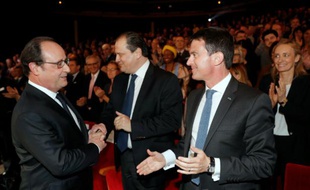 François Hollande (G) s'entretient avec le Premier ministre Manuel Valls (D)et le patron du PS Jean-Christophe Cambadélis, le 3 mai 2016 à Paris