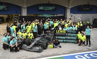 Lewis Hamilton pose avec son équipe