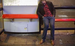 Un homme dort tant bien que mal après avoir trop bu à Londres en décembre 2013.