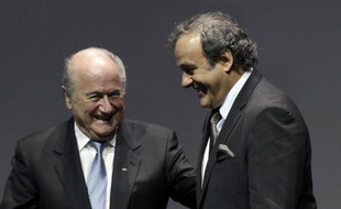 A deux ans de l'élection à la présidence de la Fifa, il règne une drôle d'ambiance, avec critiques et réponses par voie de presse, entre Joseph Blatter, patron du foot mondial dans son dernier mandat, et Michel Platini, président de l'UEFA, que beaucoup voient lui succéder.