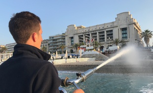 La ville de Nice dispose d'un bateau construit sur-mesure pour lessiver les galets.