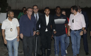 Neymar à la sortie du commissariat de Sao Paulo.