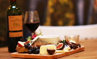 Assiette de fromage et charcuterie accompagnée d'un vin de Bordeaux