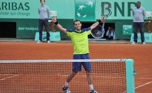 Paul-Henri Mathieu célèbre sa victoire, le 31 mai 2012, sur le court central de Roland-Garros, contre John Isner.