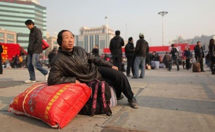Les traditionnelles migrations du Nouvel An lunaire en Chine, qui voient des centaines de millions de personnes traverser le pays dans des conditions souvent épiques, ont commencé dimanche avec leur lot de joies et de déconvenues.