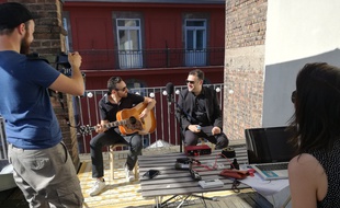 Les Roof Sessions Strasbourg sont nées de l'initiative bénévole de ces deux Strasbourgeois du milieu de la musique.