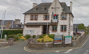 L'actuelle mairie de Ploubazlanec (Côtes-d'Armor), qui sera détruite en mai.