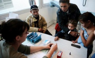 La commission des Affaires sociales de l'Assemblée, saisie pour avis, a rejeté mercredi un amendement UMP limitant le champ de l'aide médicale d'Etat (AME), qui permet un accès gratuit aux soins pour les personnes étrangères résidant en France de manière irrégulière.