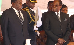 Le président zimbabwéen Robert Mugabe (à droite), avec son vice-président Emmerson Mnangagwa, le 1er novembre 2017 à Harare.