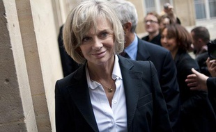 L'ancienne ministre socialiste Elisabeth Guigou arrive à un déjeuner organisé par le ministre de la ville Maurice Leroy avec ses prédécesseurs pour fêter les 20 ans de la politique de la ville, le 13 janvier 2011 à Paris.