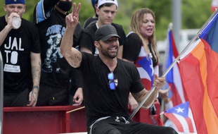 Le chanteur Ricky Martin s’est joint au cortège avec d’autres personnalités.
