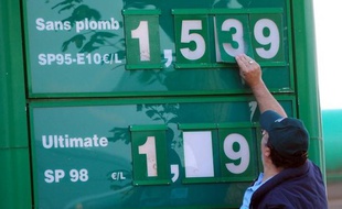 Les prix de l'essence ont battu un nouveau record historique en France vendredi dernier, selon les relevés hedbomadaires publiés lundi sur le site du ministère du Développement durable.