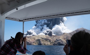 Une éruption s'est produit, le 9 décembre 2019 sur White Island, dans le nord de la Nouvelle-Zélande.