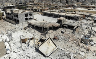 Cette vue aérienne du fichier, prise le 3 août 2019, montre des bâtiments détruits dans la ville de Khan Cheikhoun, dans la campagne du sud de la province d'Idlib, au nord-ouest du pays.