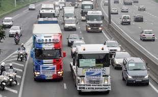 Des poids-lourds sur le boulevard périphérique de Lille, le 12 septembre 2005.