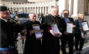 Leo Cushley, archevèque d'Edimbourg, lors du lancement de The Catholic App, sur la place Saint-Pierre au Vatican.